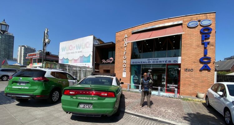 Delincuentes armados roban $20 millones en productos durante asalto a óptica en Las Condes