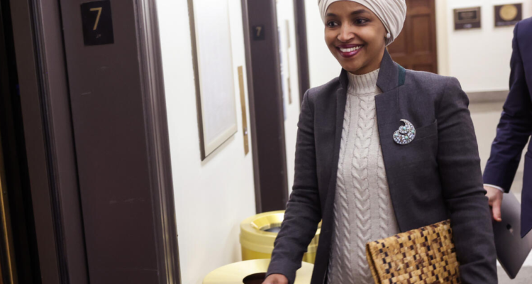 La congresista demócrata Ilhan Omar, acusada de antisemitismo, sale de su oficina del Capitolio.