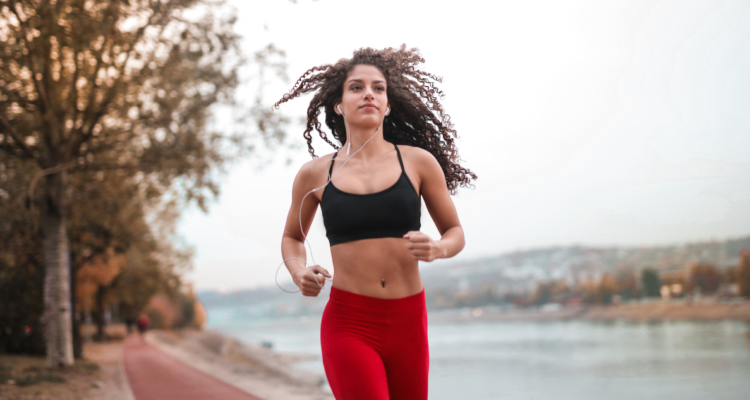 Mujer haciendo running en la mañana en referencia a estudio que dice que madrugar para hacer deporte no sería más eficaz