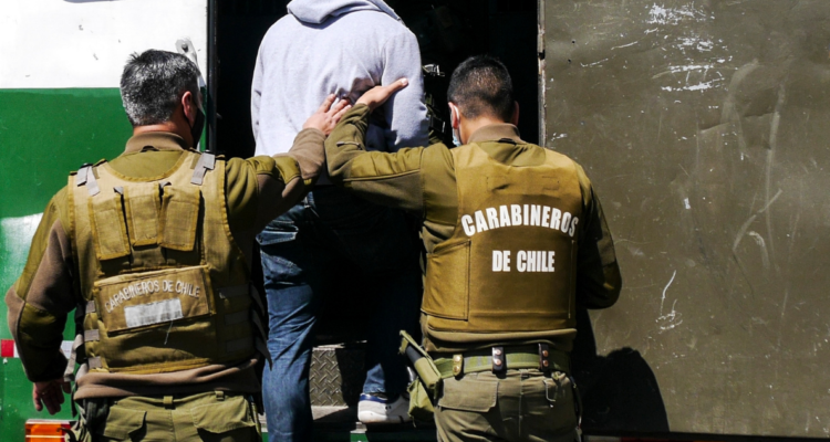 Dos detenidos tras intentar robar banco en Renca: uno quedó enganchado en alambres de púa