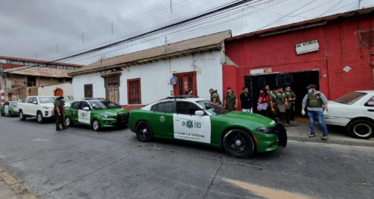 Detienen a 5 venezolanos por agredir a chileno que les cobró el arriendo: tenían arma de fuego y balas