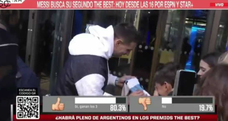 Pequeño hincha se roba la atención de Dibu Martínez en los premios The Best.