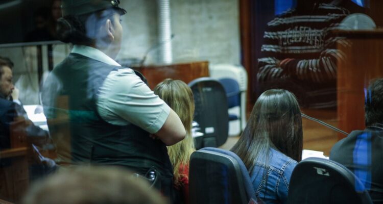 Cuarto TOP de Santiago dicta veredicto absolutorio de acusada por parricidio que actuó en legítima defensa