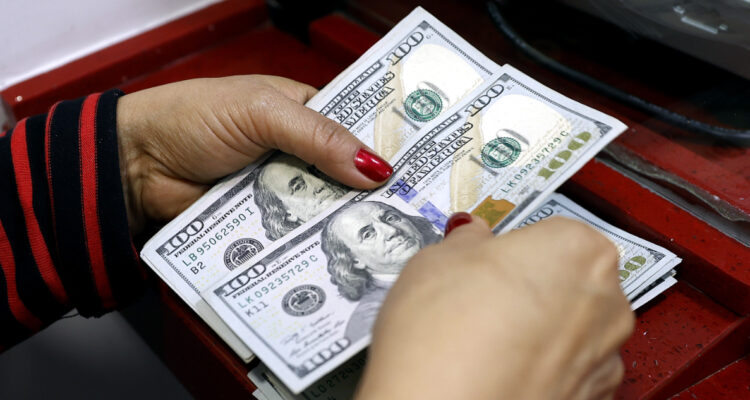 Rumor sobre el dólar genera caos en Bolivia y alertan que quienes lo divulguen podrían ir a la cárcel