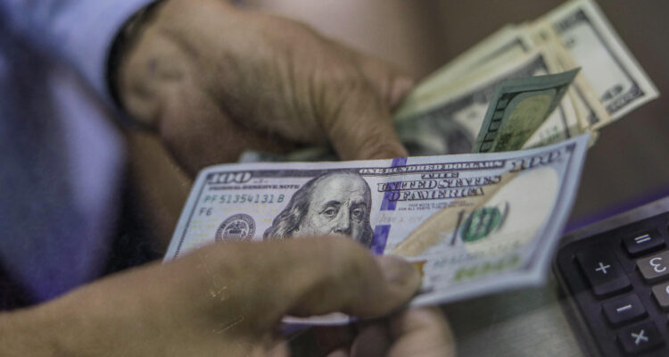 Dólar sigue presionado a la baja y transita en menos de $800 durante su apertura