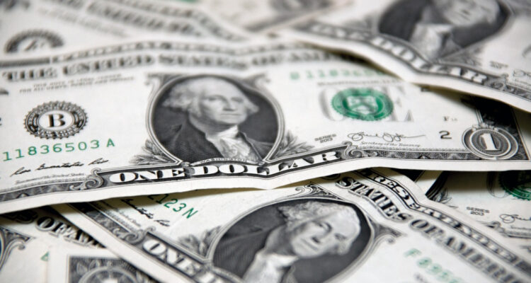 Dólar abre la semana con leve mirada bajista y noticias desde China dan impulso al cobre