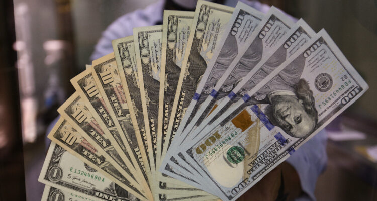 Dólar sigue en bajos niveles y el cobre pierde terreno, aunque todo dependerá de China