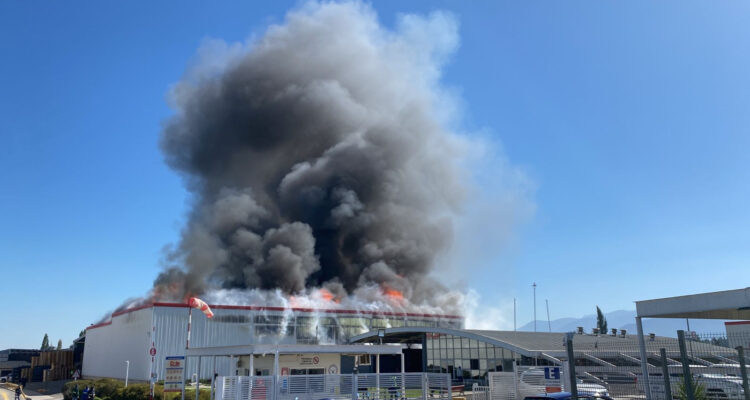 Gigantesco incendio afecta a frutícola Dole en Codegua y obliga a evacuar trabajadores