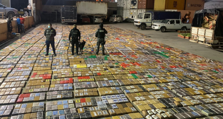 Policías de Ecuador presentan droga decomisada.