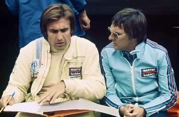 Bernie Ecclestone y Carlos Reutemann conversando en una fecha de Fórmula 1. 