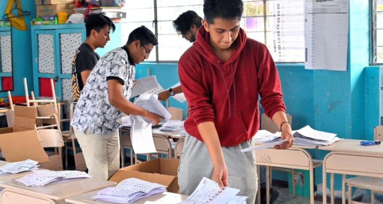 Conteo de votos para los comicios locales y el referéndum en Ecuador en un colegio electoral de Nayón, en el área metropolitana de Quito.