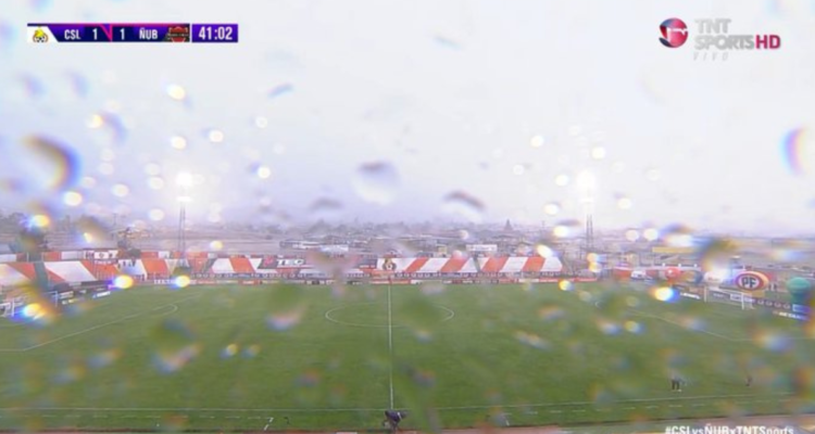 Intensas lluvias caen en el estadio El Cobre.