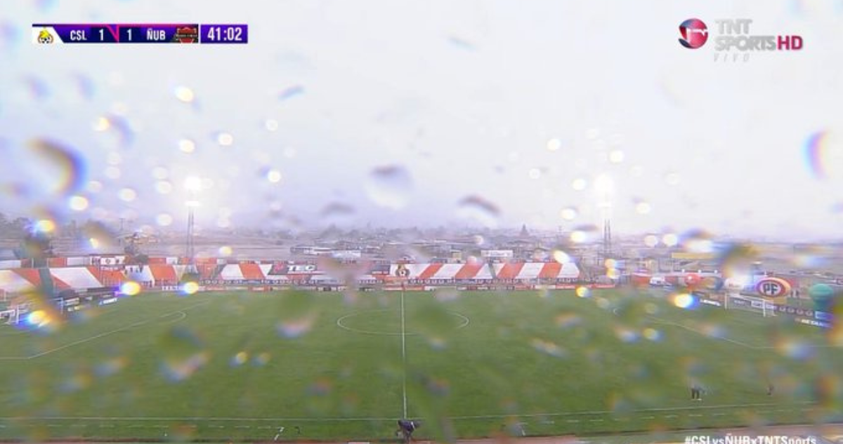 Intensas lluvias caen en el estadio El Cobre.