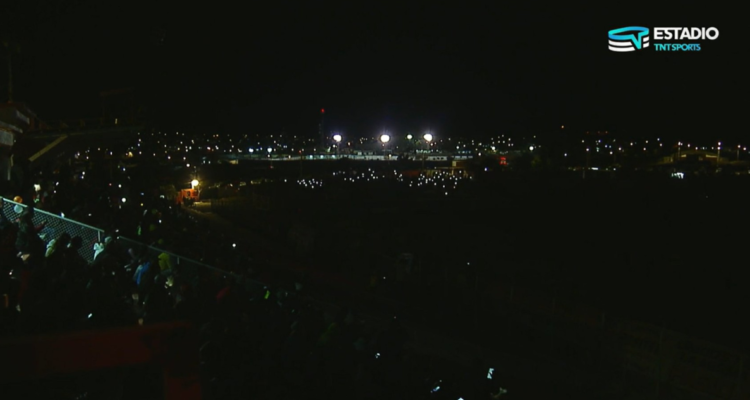 Corte de luz en estadio El Cobre obliga a detener el compromiso entre Cobresal y Deportes Copiapó.