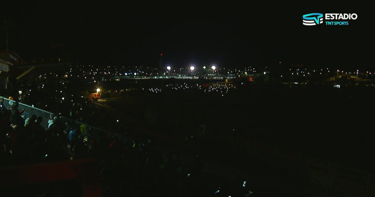 Corte de luz en estadio El Cobre obliga a detener el compromiso entre Cobresal y Deportes Copiapó.