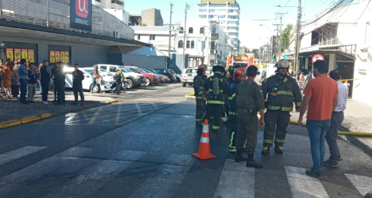 Evacúan a locatarios de mercado municipal de Valdivia