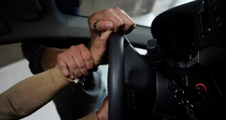 Mujer sufre violenta encerrona en San Bernardo: vehículo fue abandonado minutos más tarde