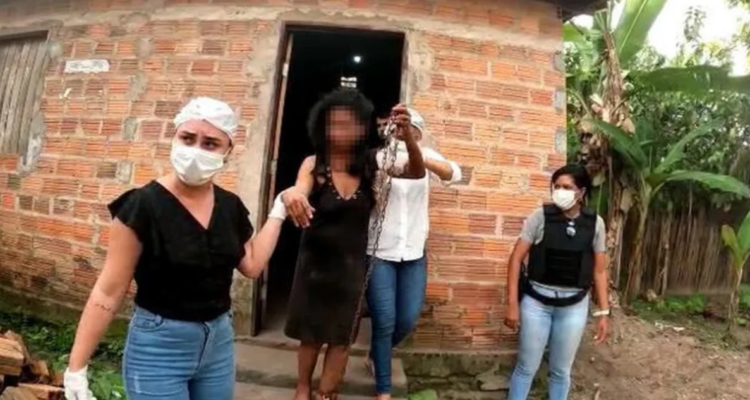 20 años encerrada por su madre: encuentran encadenada y con desnutrición severa a mujer en Brasil