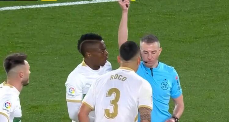 Enzo Roco se convirtió en el villano del Elche: doble mano y expulsión