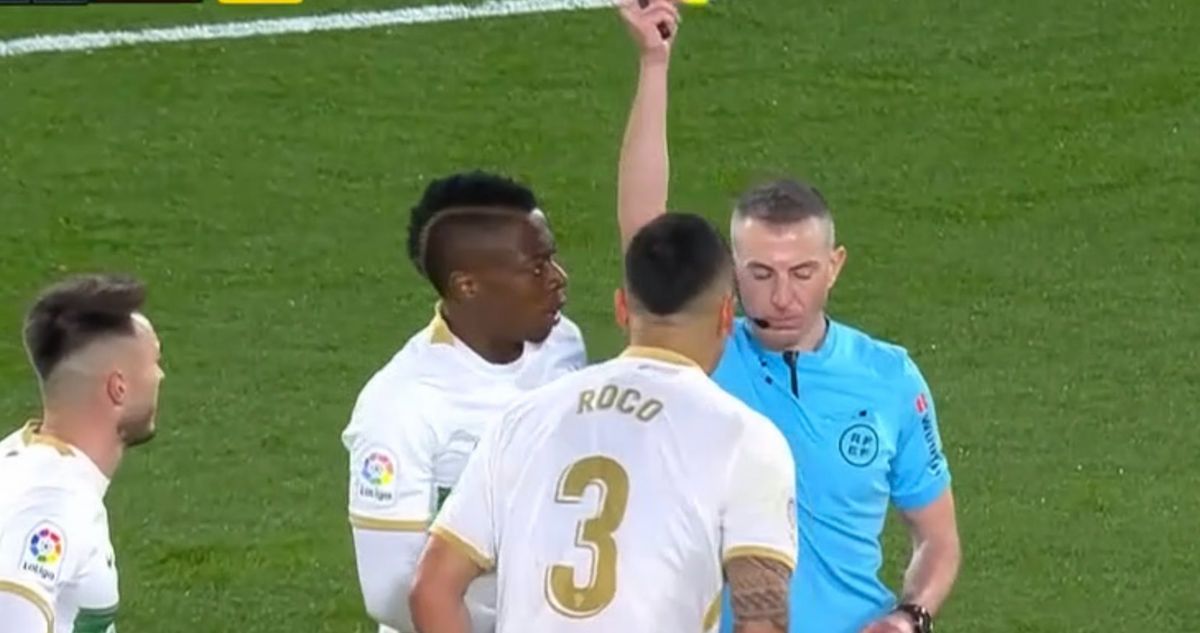 Enzo Roco se convirtió en el villano del Elche: doble mano y expulsión