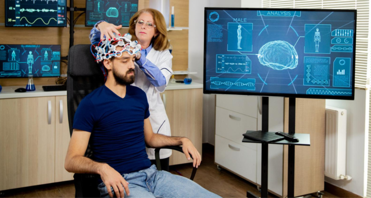 Hombre usando casco de electrodos en referencia a tratamiento de estimulación cerebral profunda para la epilepsia