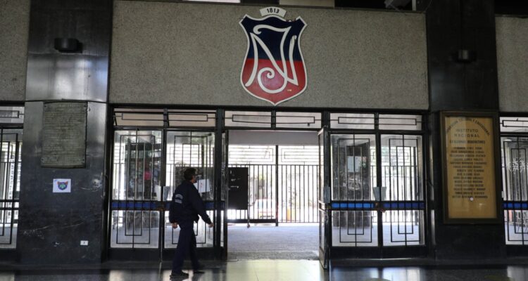 ILUSTRE MUNICIPALIDAD DE SANTIAGO / EQUIPO DE DEBATE DEL INSTITUTO NACIONAL ENTRE LOS 8 MEJORES DEL MUNDO