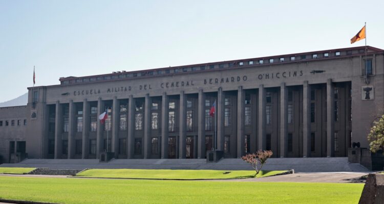 12 cadetes de la Escuela Militar siguen internados: aún se desconoce la causa del cuadro respiratorio