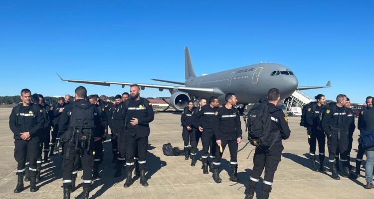 Contingente español abordando hacia Chile para ayudar en incendios forestales