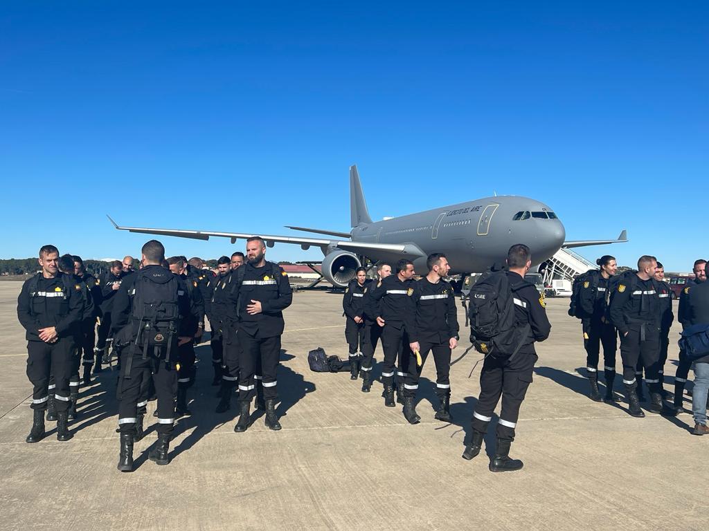 Contingente español abordando hacia Chile para ayudar en incendios forestales