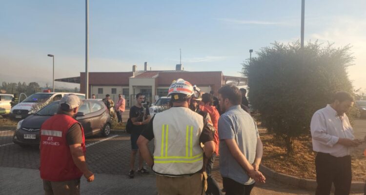 Evacúan a pacientes del Hospital de Lautaro por incendios forestales en La Araucanía