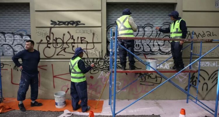 Municipalidad de Santiago modifica ordenanza para agilizar mejora de fachadas abandonadas o dañadas