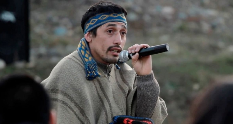 Facundo Jones, ante comuneros mapuche en Argentina. .