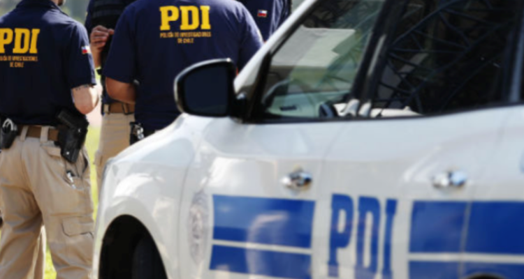 Falsos policías roban $50 millones en efectivo desde casa en Santiago: secuestraron a dueña de casa