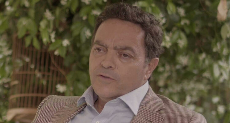 Felipe Izquierdo habla serio de la enfermedad de su hijo en Todo por Ti.