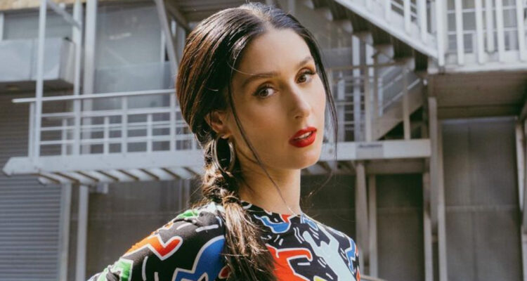 La cantante Francisca Valenzuela posa seria para la cámara.