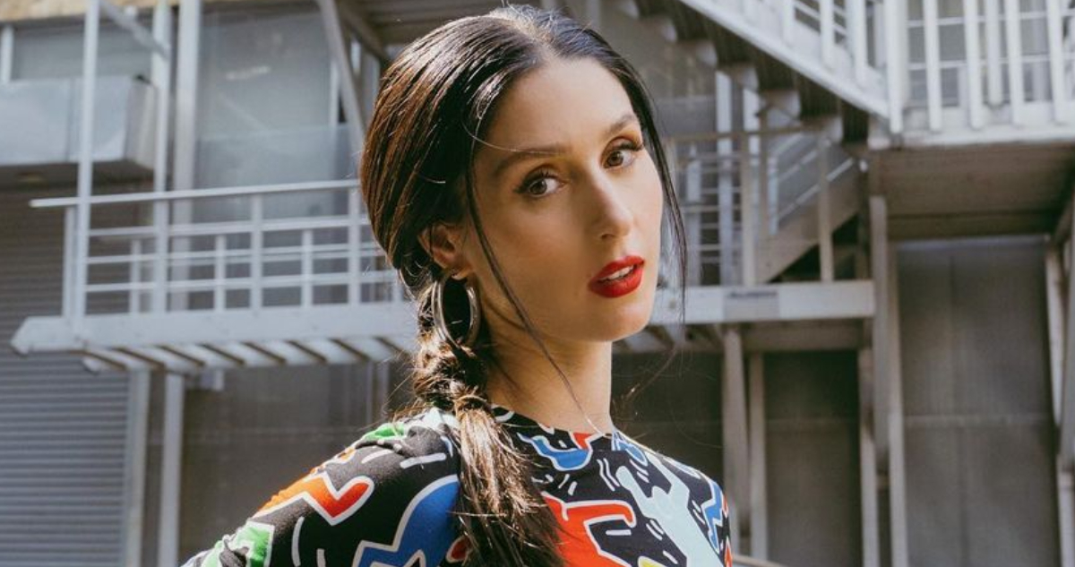 La cantante Francisca Valenzuela posa seria para la cámara.