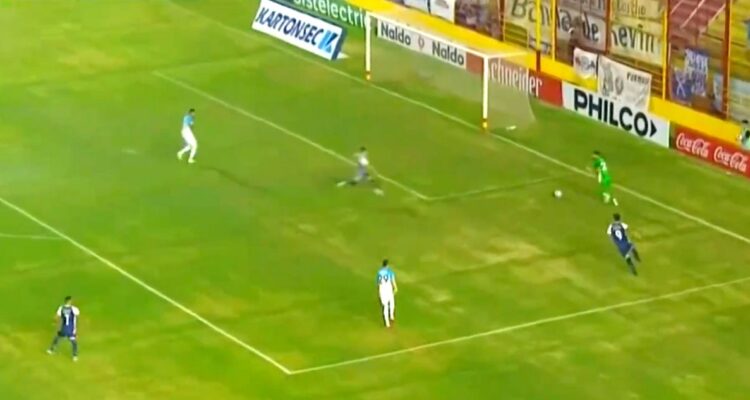 El grosero error del chileno Gabriel Arias para Racing por Copa Argentina