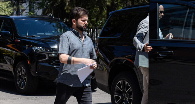 Boric aterriza en la región del Bío Bío en medio de incendios que han consumido 22 mil hectáreas