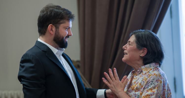 El presidente Boric junto a la encargada de la reconstrucción, Paulina Saball.