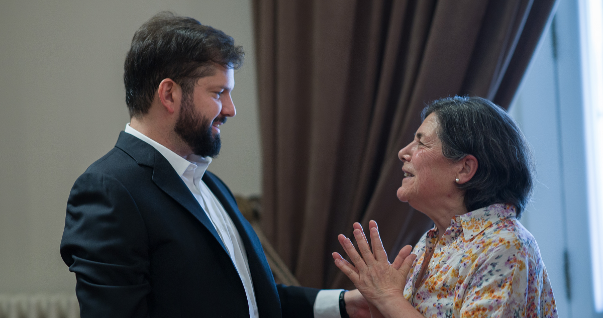 El presidente Boric junto a la encargada de la reconstrucción, Paulina Saball.