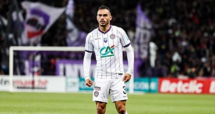 Gabriel Suazo es defendido por su DT en la derrota ante el Marsella.