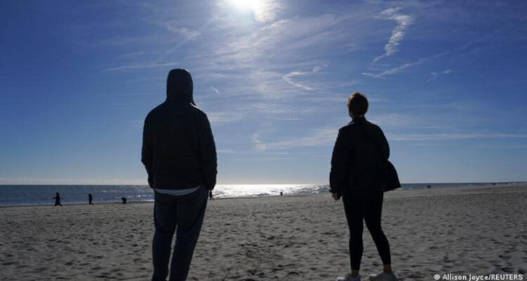 Dos personas observan el derribo del globo chino frente a la costa de Carolina del Sur, EEUU