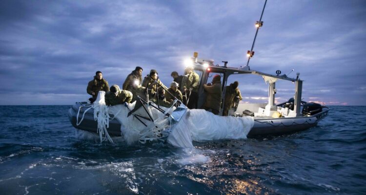 Marinos estadounidenses recuperando los restos del globo espía chino.