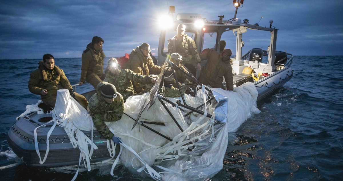 Marinos estadounidenses recuperan el globo espía desde el mar.