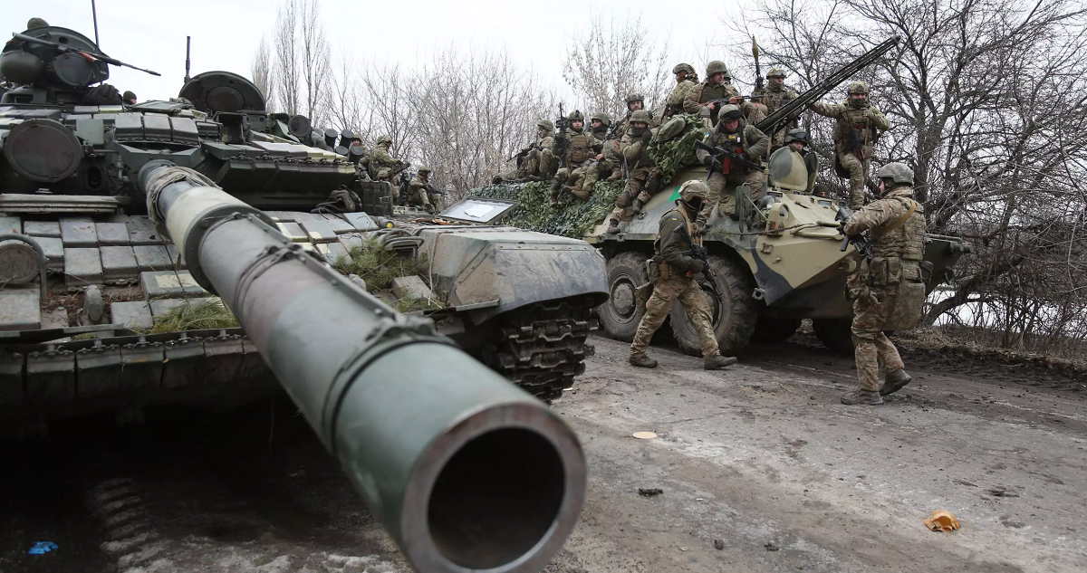 Soldados de Ucrania se preparan para repeler un ataque en la región de Lugansk, frente clave de la guerra.