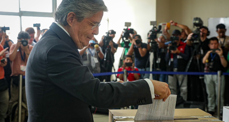 El presidente Guillermo Lasso votando en el referéndum en Ecuador.