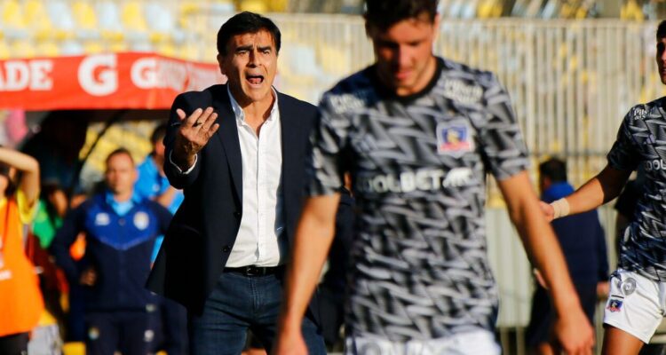 Gustavo Quinteros perdió la paciencia con el plantel de Colo Colo.