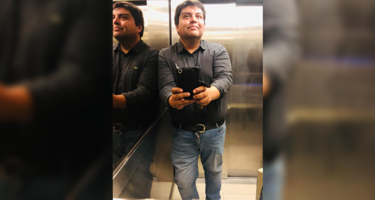 Hansel Silva frente a un espejo