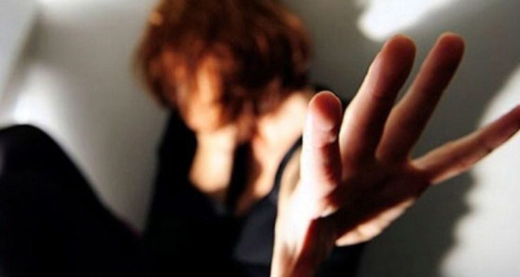 La golpeó, pateó, arrastró y amenazó con cuchillo: hombre es detenido por VIF en Antofagasta