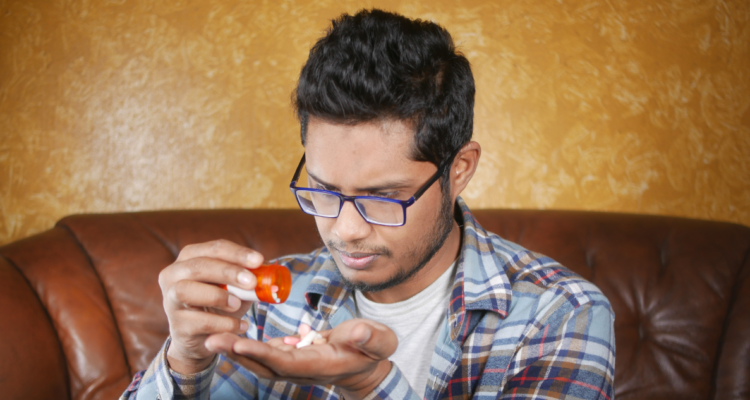 Hombre dosificando fármacos, en referencia a píldora anticonceptiva hombres